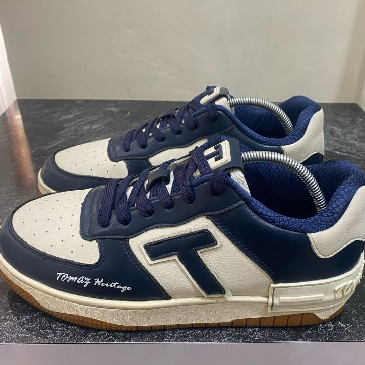 Sepatu Sneakers Pria TOMAZ Hentage, bahan kulit, warna kombinasi biru dan putih, size 44 insole 28 c