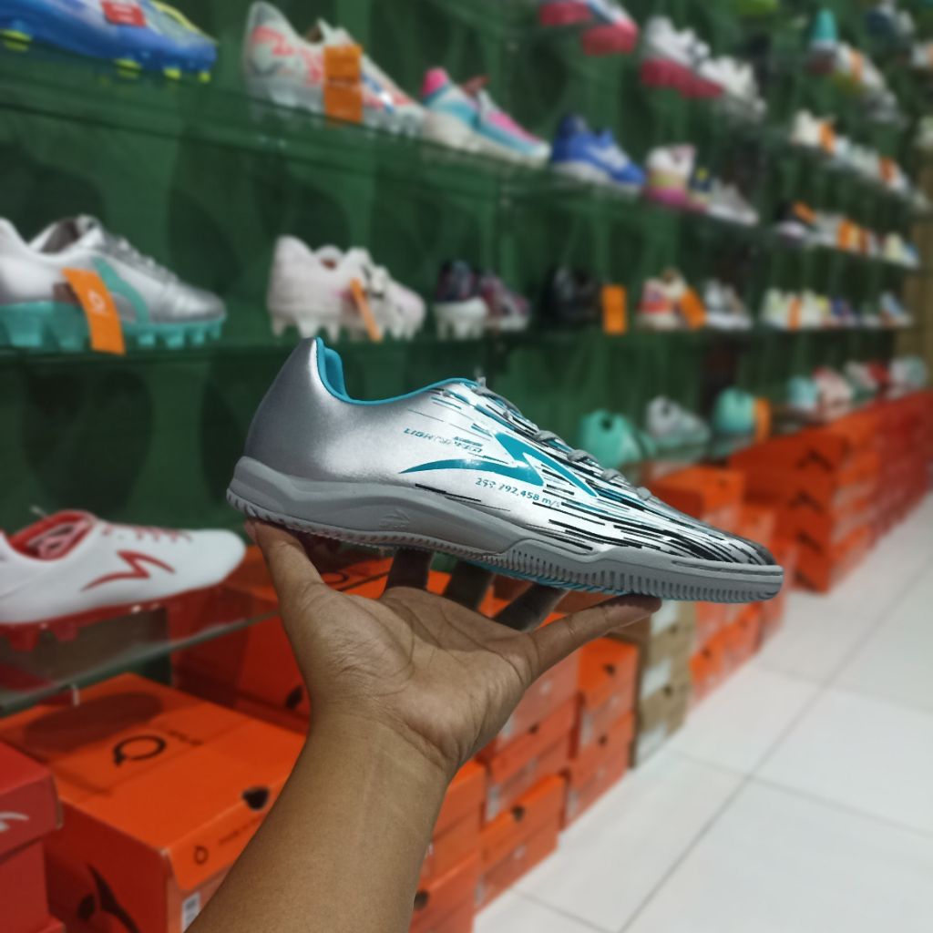 Sepatu Futsal Specs LIGHTSPEED REBORN IN SILVER CYAN