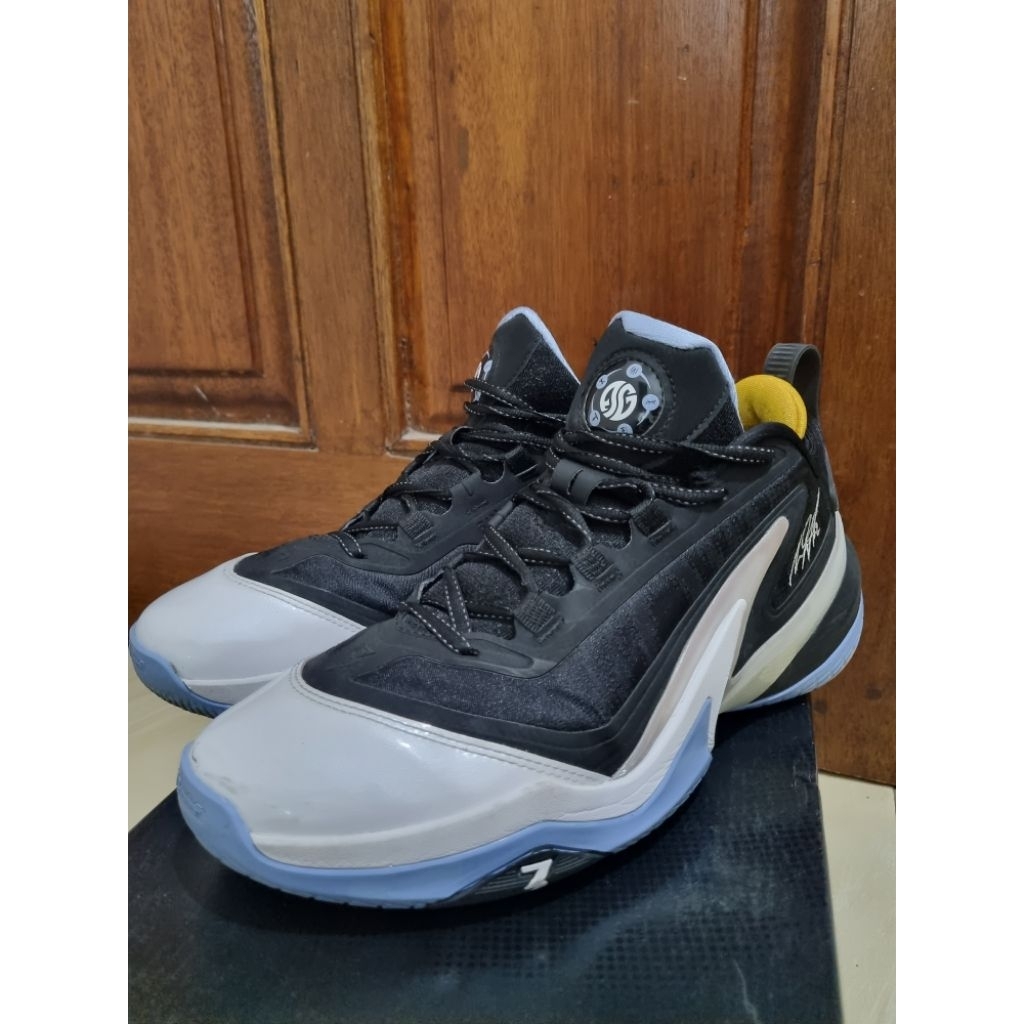 Sepatu Basket 361 AG5 ukuran 43