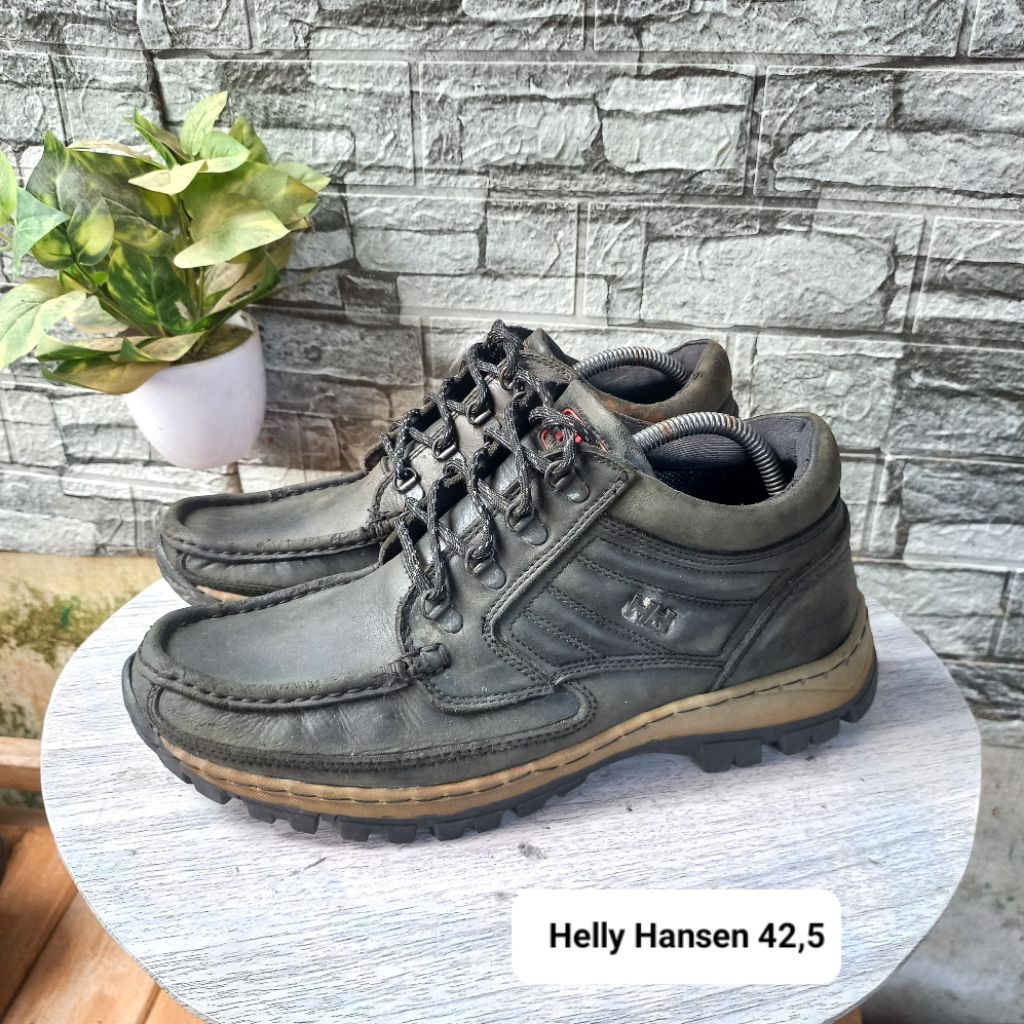 Sepatu second kulit merk Helly Hansen size42,5 insol27,5cm