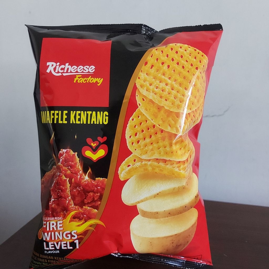Richeese Factory Waffle Kentang Rasa Ayam Pedas Fire Wings Level 1 54gr