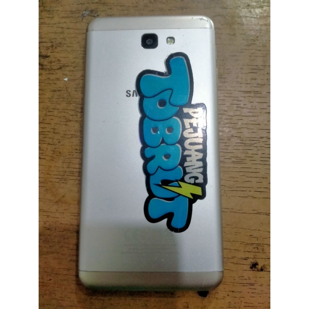 Samsung J7 prime ram 3 minus LCD retak bawahnya aman siap pakai