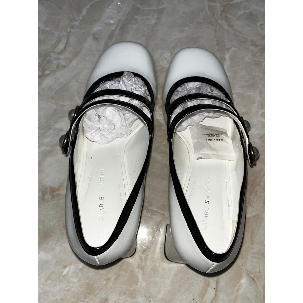 PRELOVED SEPATU CHARLES AND KEITH