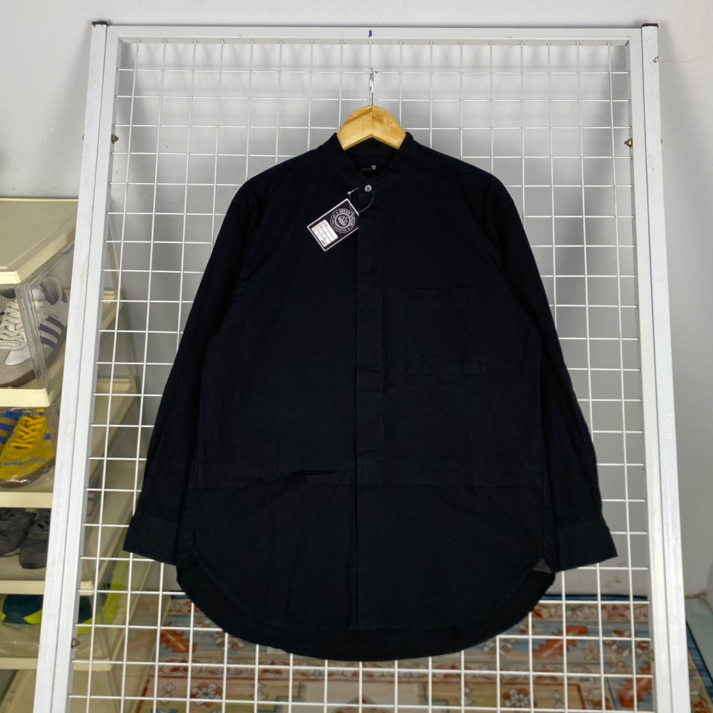 kemeja hitam UNIQLO xl