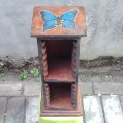 Rak kayu tempat kaset CD lawas