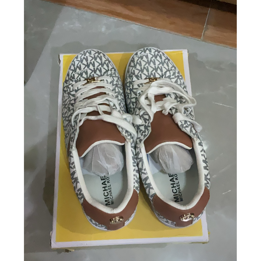 MK sepatu wanita sneakers warna putih white size 40 (preloved)