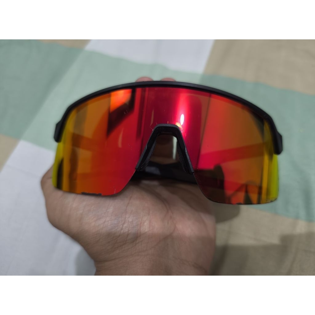 kacamata Oakley Sutro Lite dengan bingkai Matte Black dan lensa Prizm Ruby Original