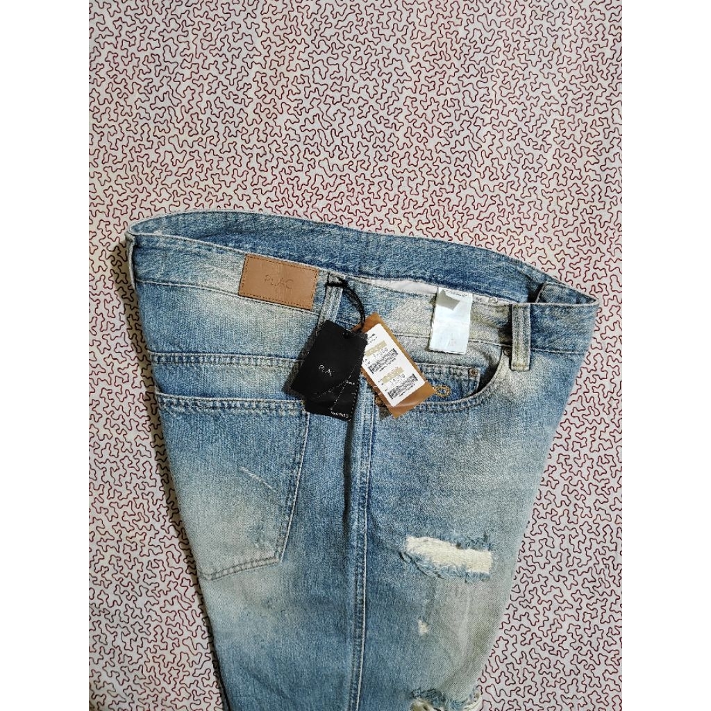 ripped jeans plac