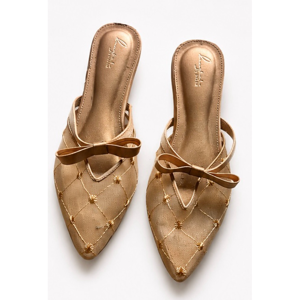 PRELOVED - LIKE NEW Gold pointe shoes in Gold - Langkah by Lina Lee