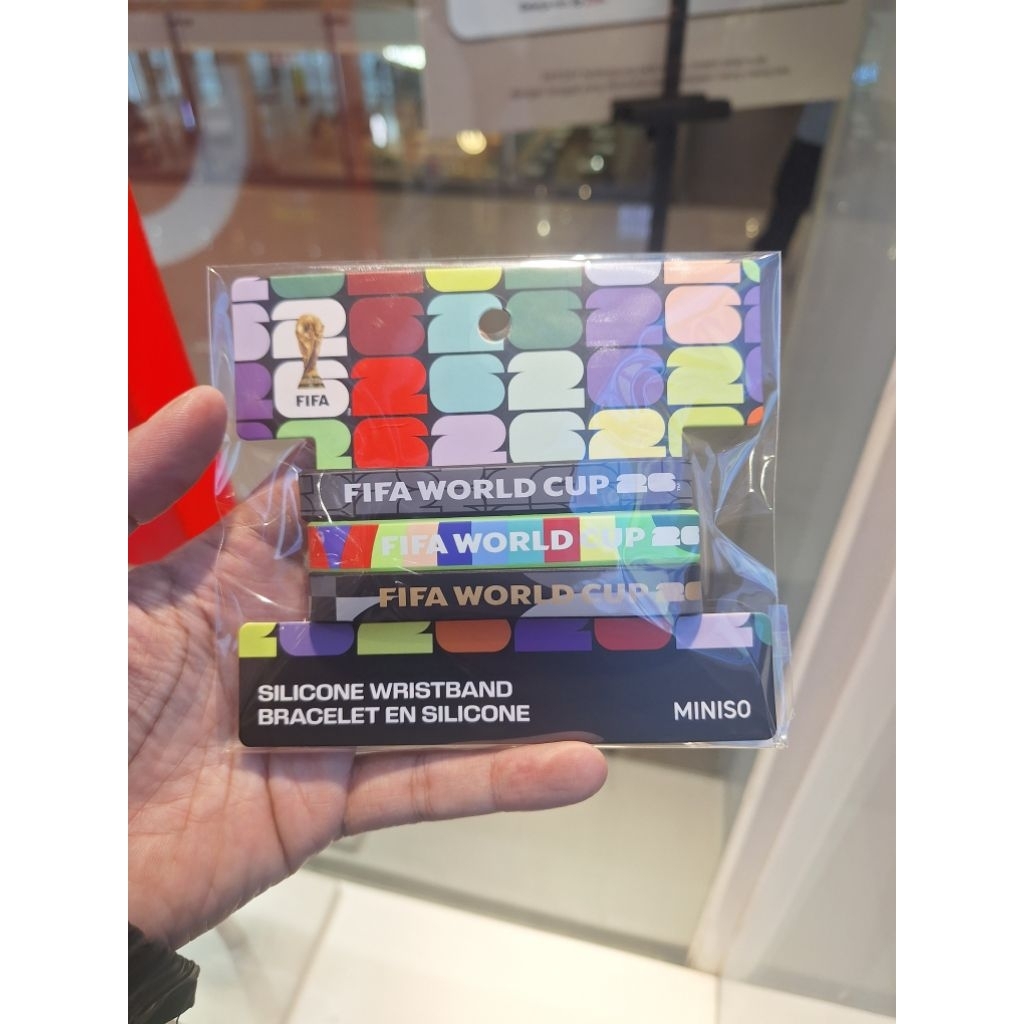 miniso store x FIFA football wristband barcelet gelang karet isi 3pcs limited