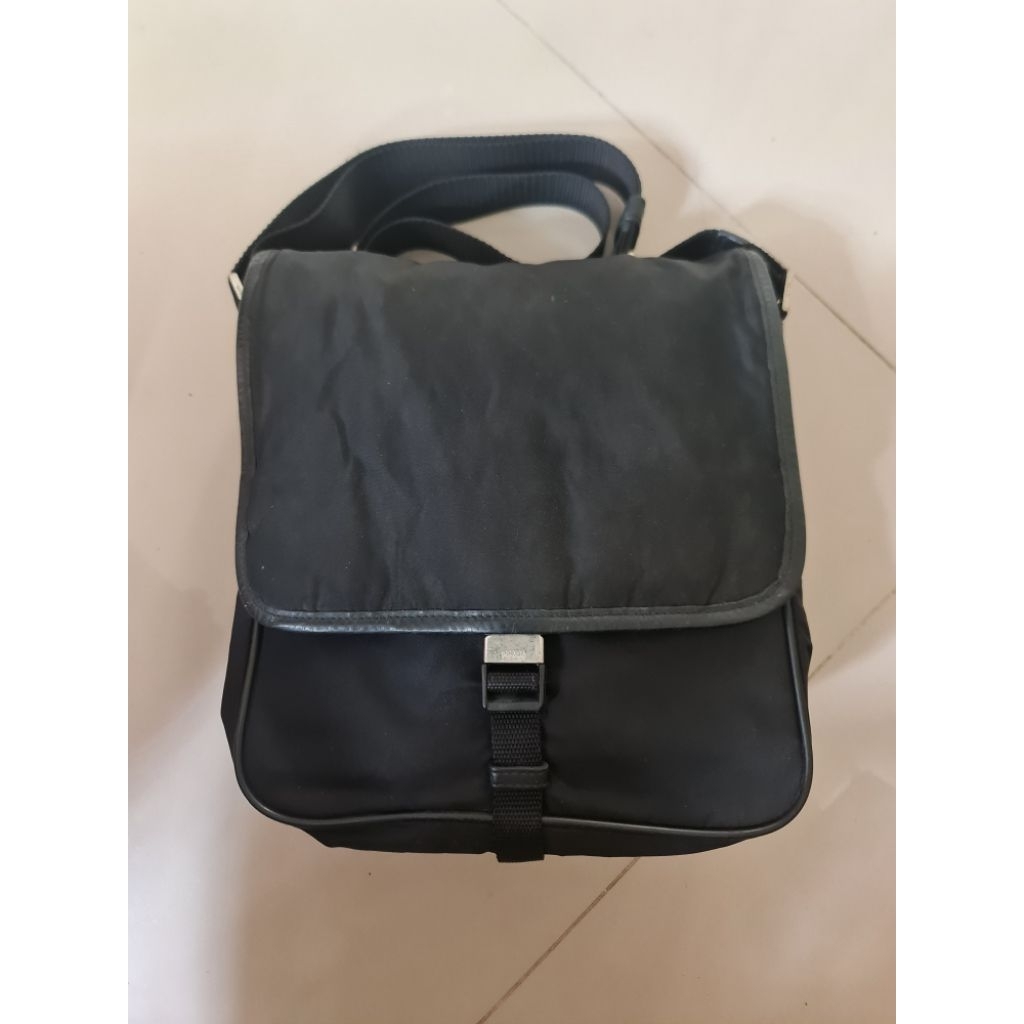 202. Sling Messenger Bag Unisex Prada Tessuto Triangle Metal Nylon with Leather Black Mantan / Bekas