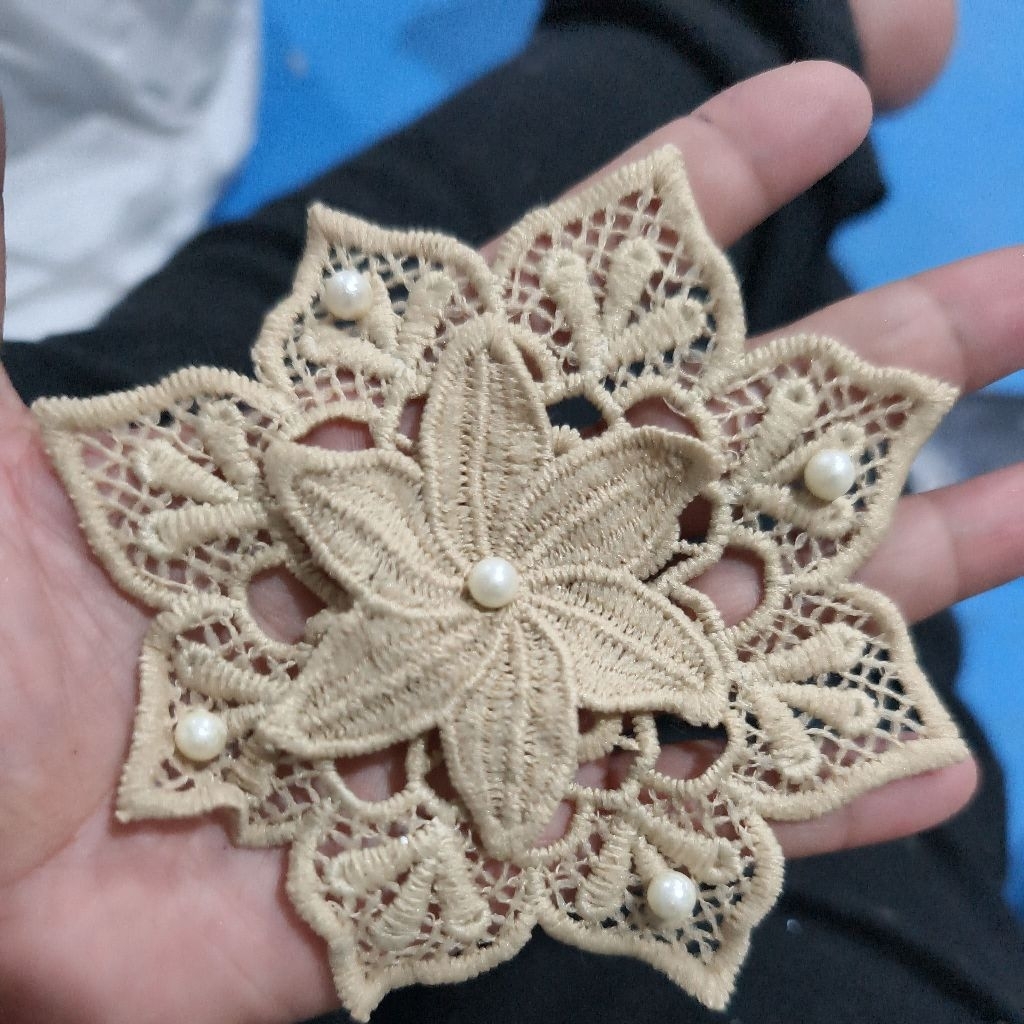 etalase aplikasi renda bordir daun payet sedang