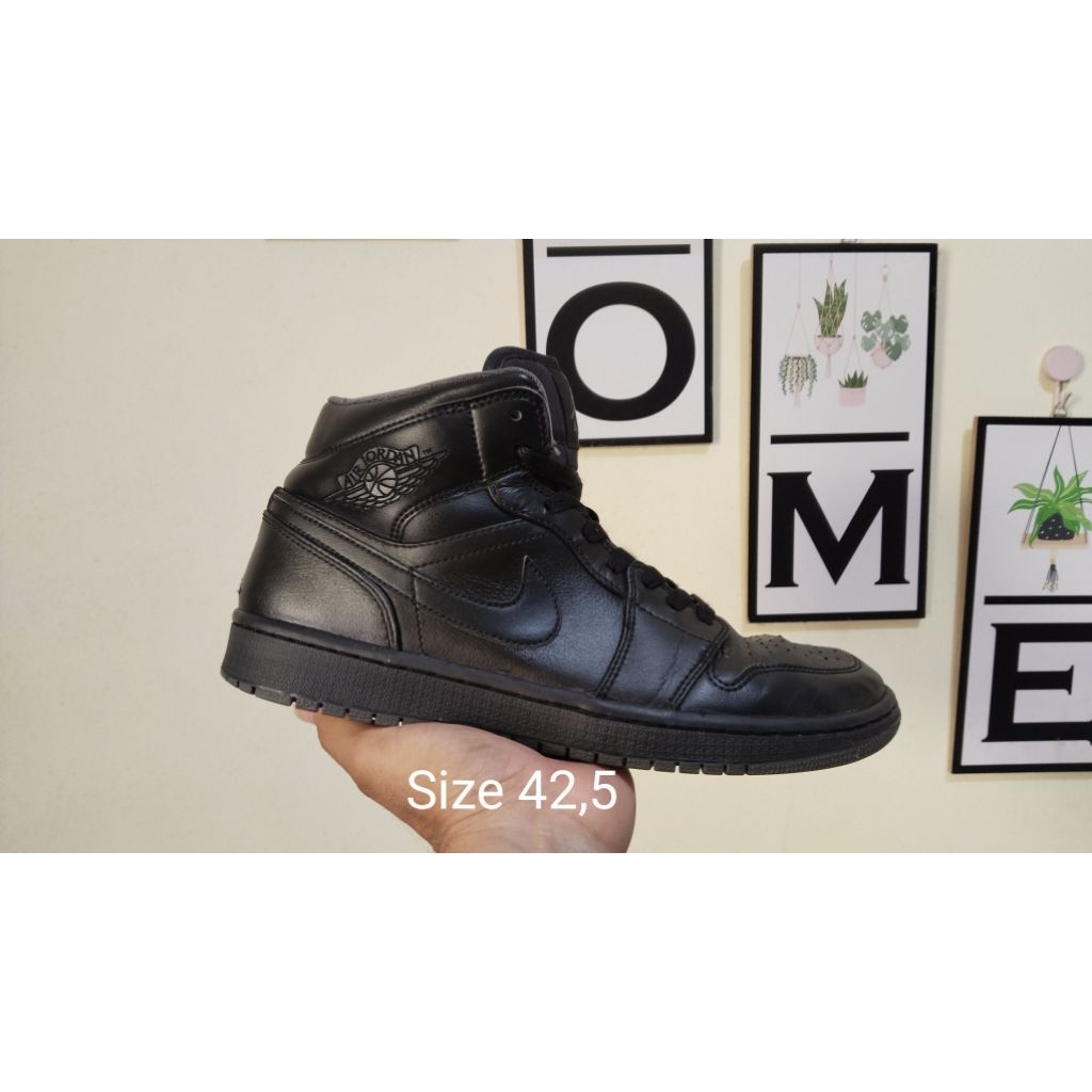 Nike Air Jordan 1 Mid Triple Black