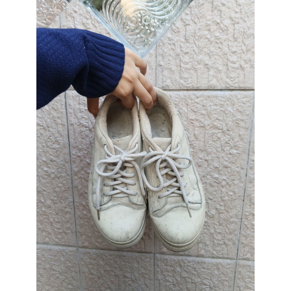 PRELOVED SEPATU SNEAKERS BLOW SLAVINA | SNEAKERS BLOW | SEPATU CREAM | SEPATU PUTIH | CASUAL |  BARA
