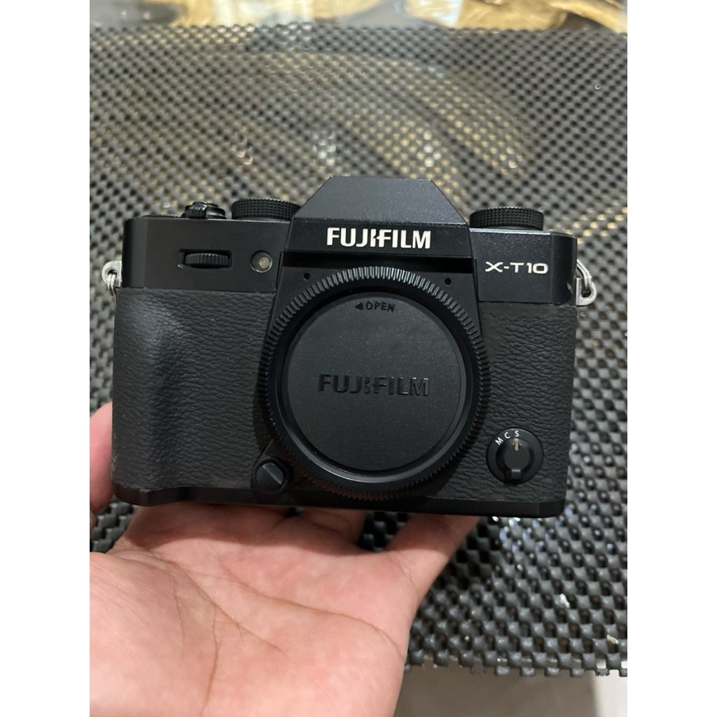 KAMERA MIRRORLESS FUJIFILM XT10 BODY ONLY MULUS MURAH (A718)