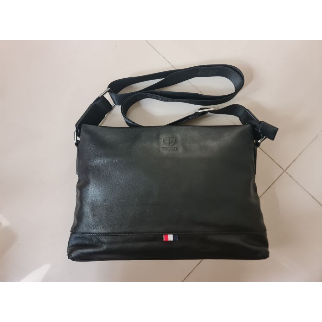 224. Sling Messenger Bag Unisex Black Preloved / Mantan / Bekas / Second Size : 31cm x 4cm × 23cm Le