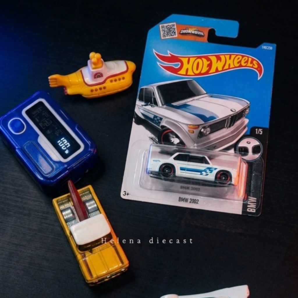 HOT WHEELS BMW 2002 WHITE (2011 Reguler series)