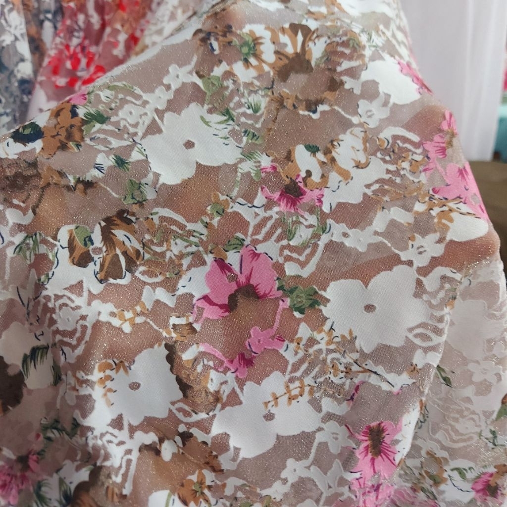 kain brokat premium  - kain brokat tile motif bunga  - kain brokat timbul  ( bunga pink ) dr