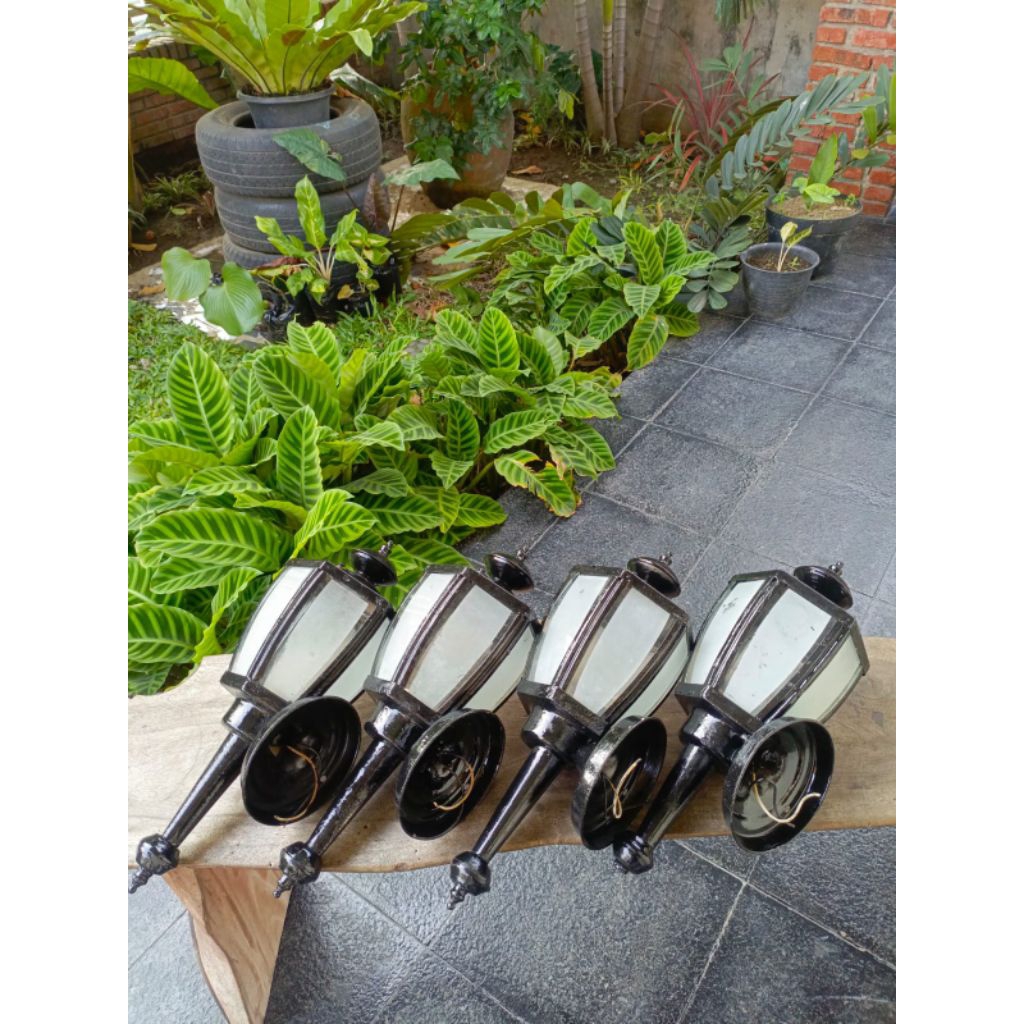 Lampu Taman Dinding Logam Antik