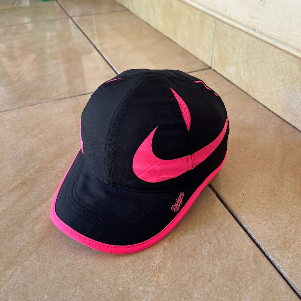topi running Nike x la doggers