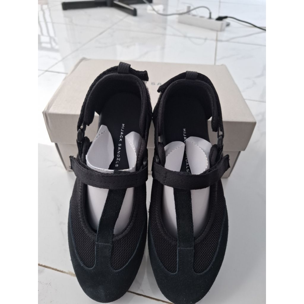 Preloved Hijack Sandals Original size 36