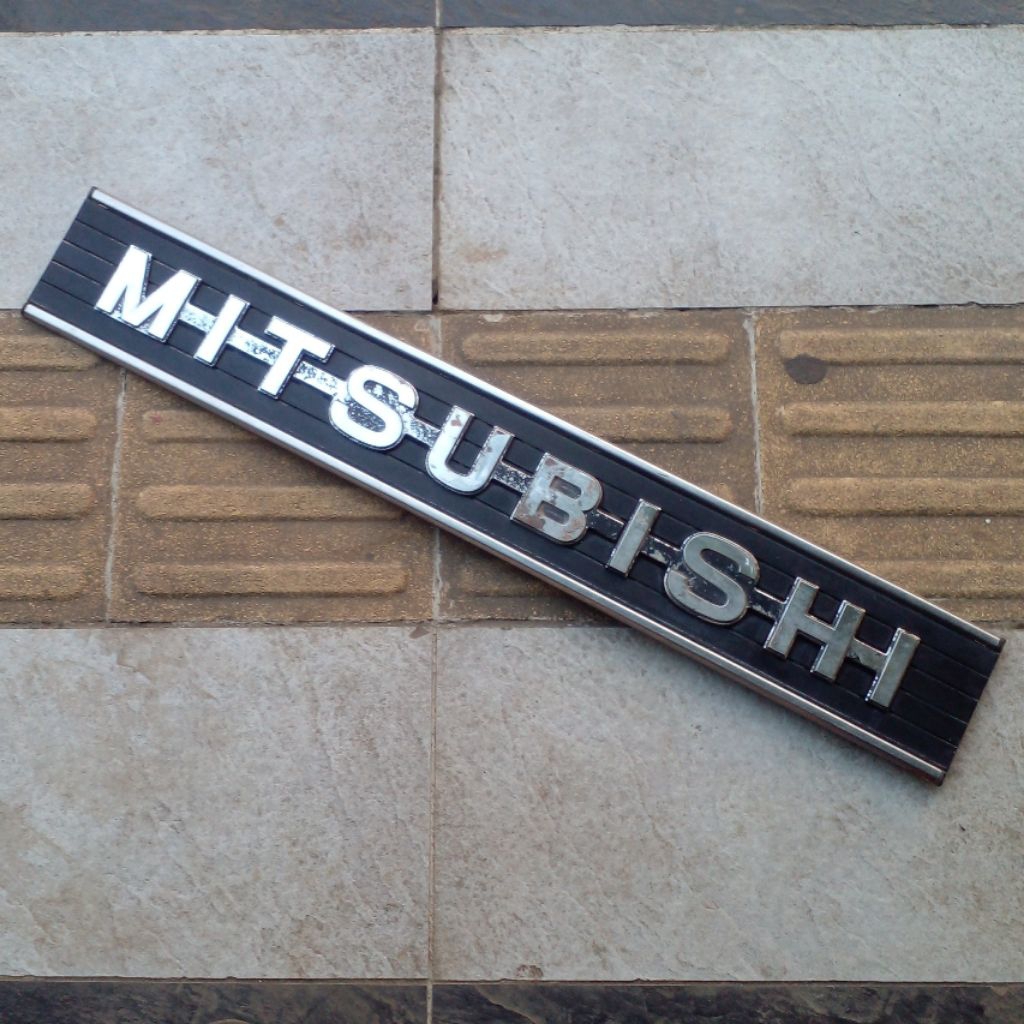 Emblem grill mistubishi L300 Original