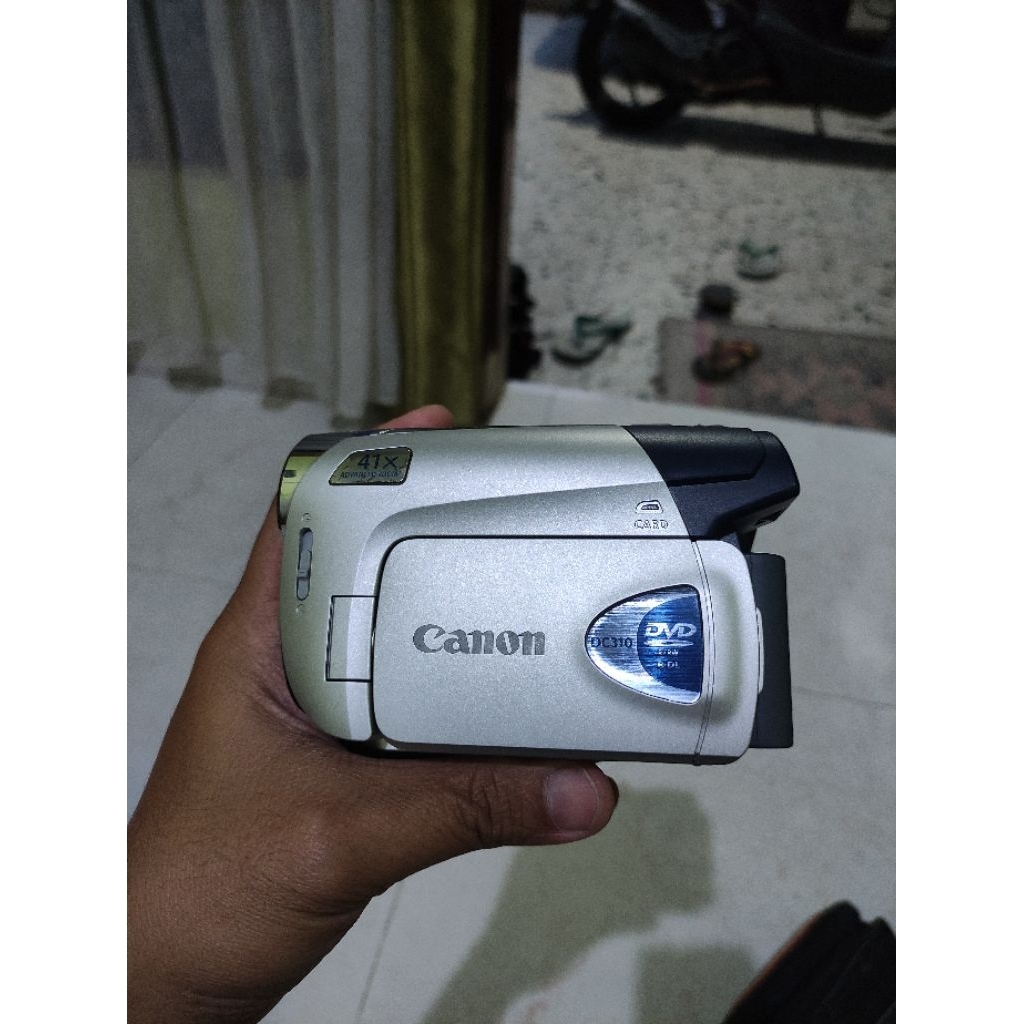 Canon DC310 DVD camcorder