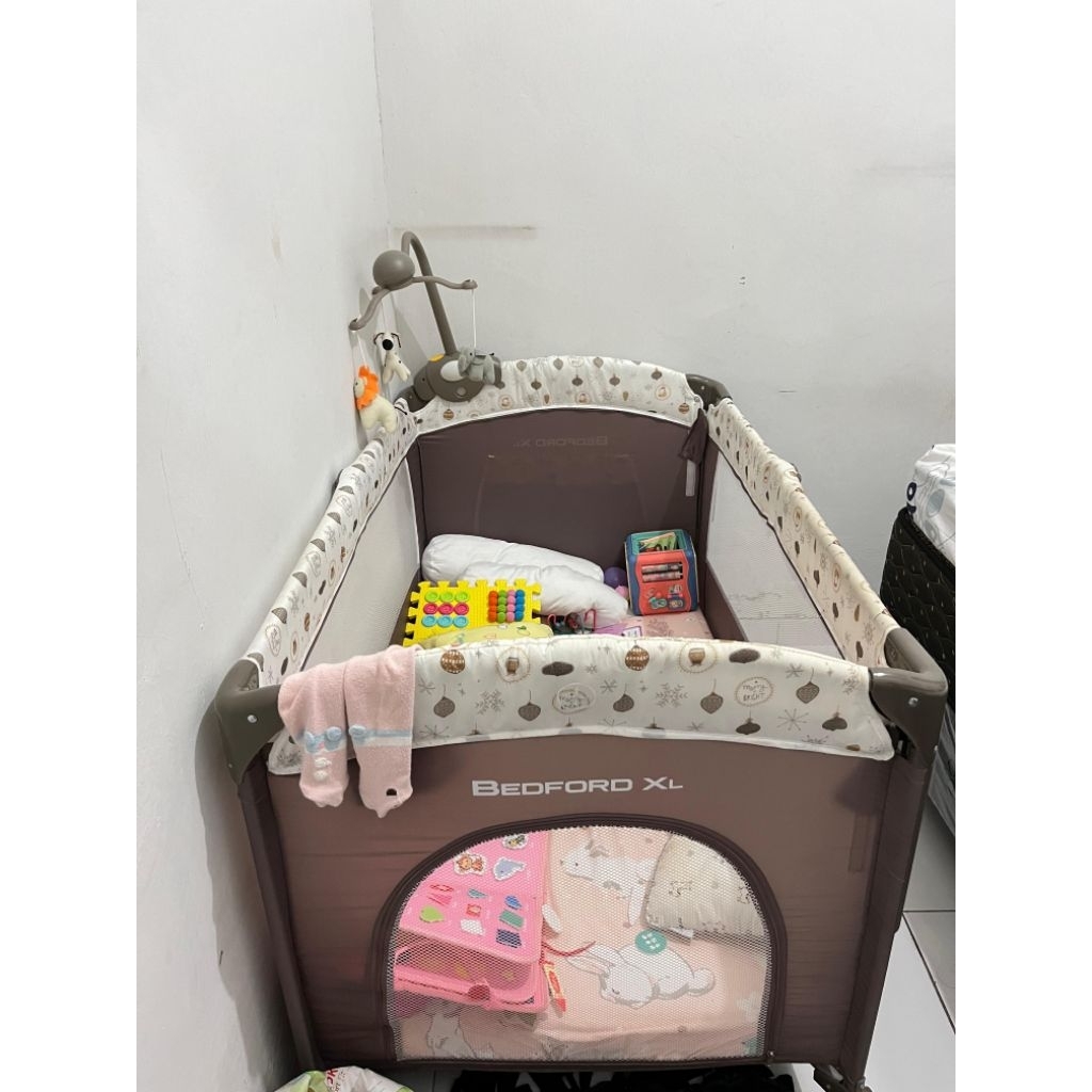 Box bayi merk babydoes (Preloved) Lengkap sama kasur uk 70x120, sprei 2 pcs, changing diapers, kelam