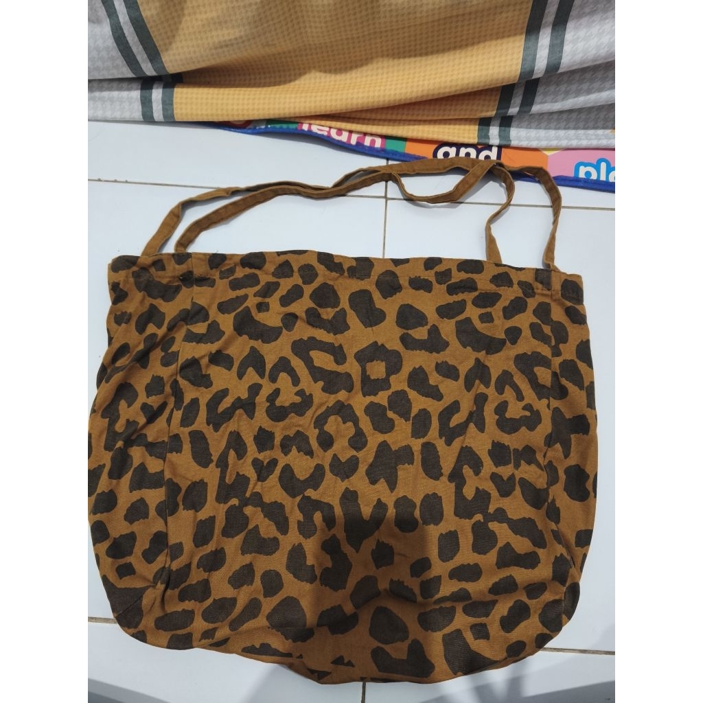 tote bag motif leopard