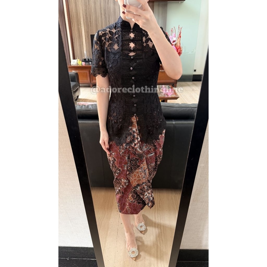 Setelan Kebaya Lace Hitam Rok Batik hitam