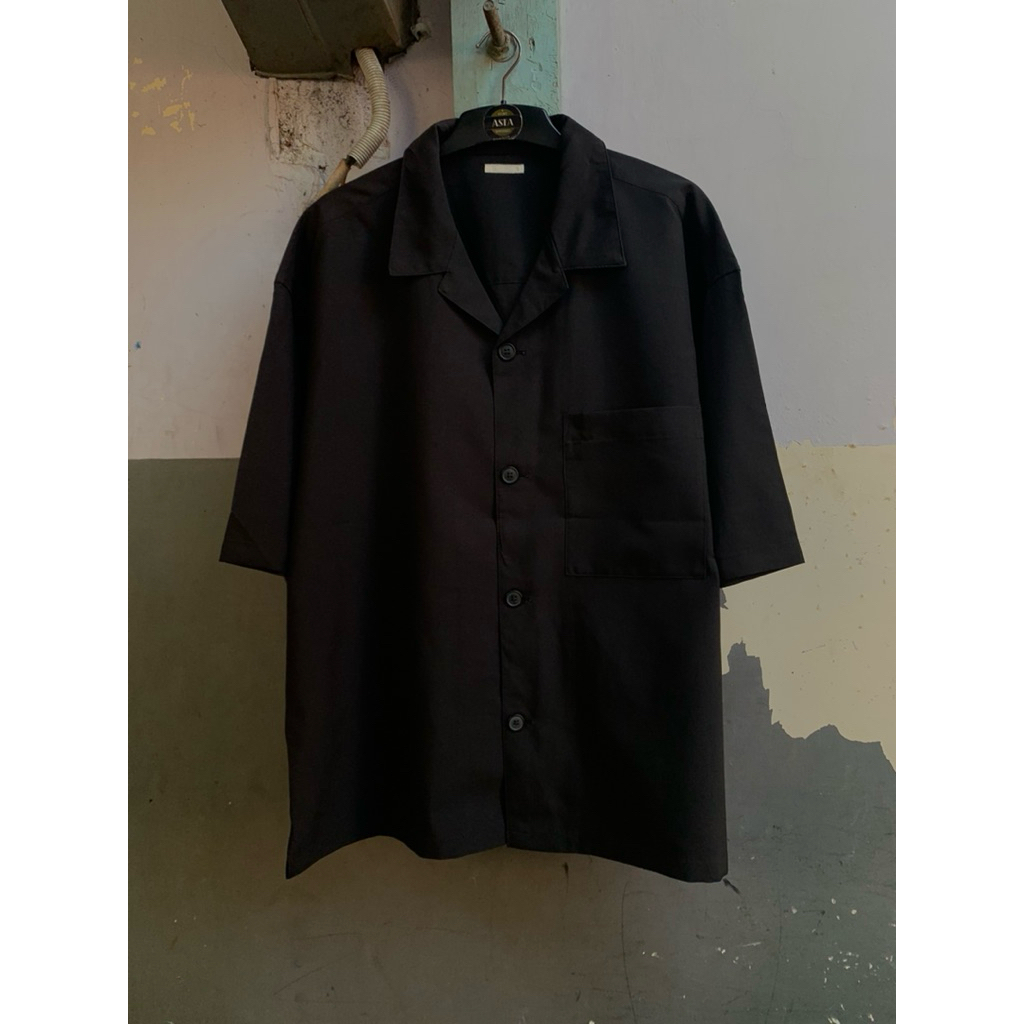 kemeja opencollar pria GU hitam lengan pendek preloved