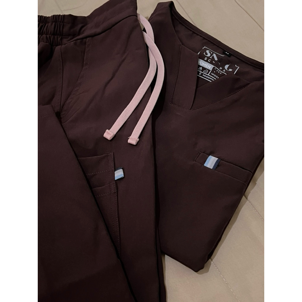 snug scrub women ease series in chocolate sz M