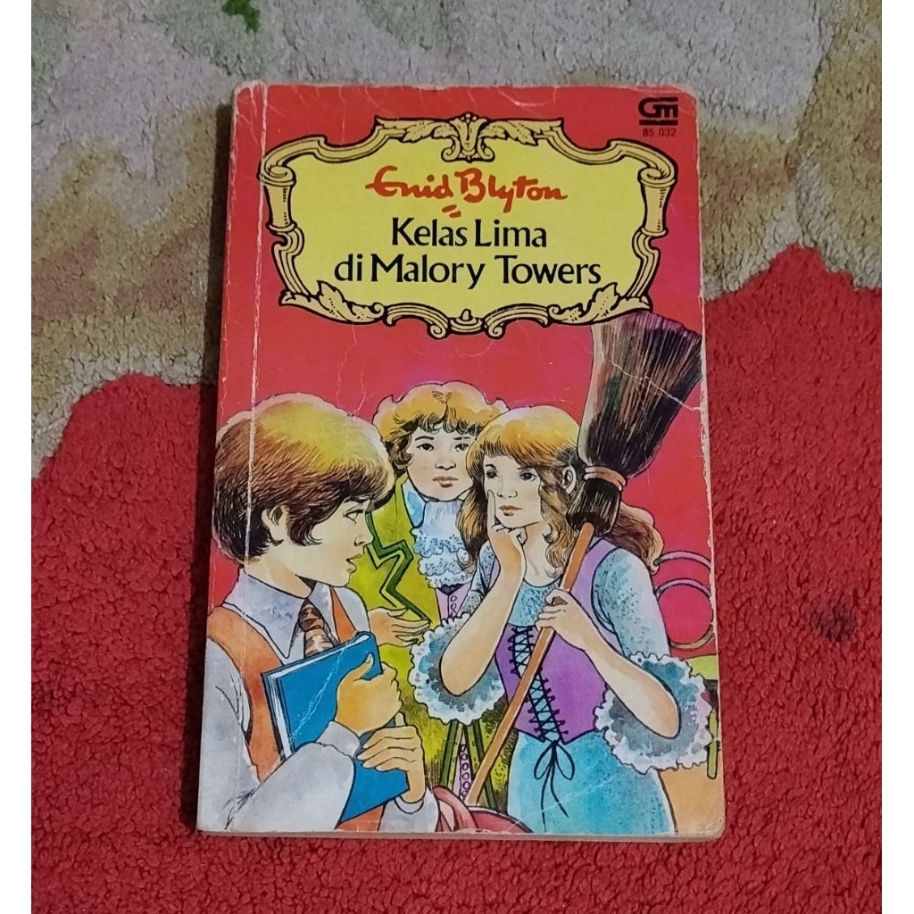Novel second Enid Blyton "Kelas Lima di Malory Towers" ORI cover lama