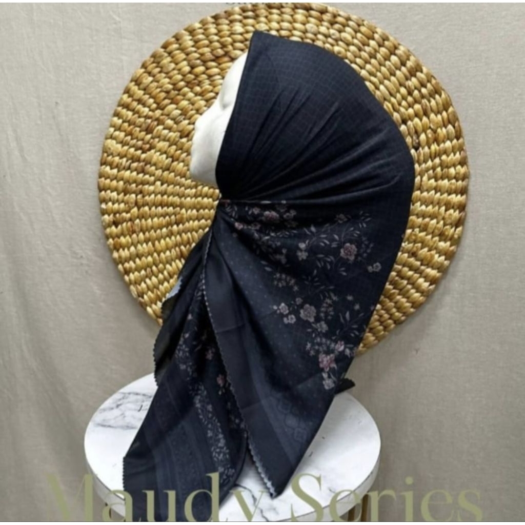 HIJAB SEGI EMPAT VOAL MOTIF BUNGA MAUDY BUNGA HITAM