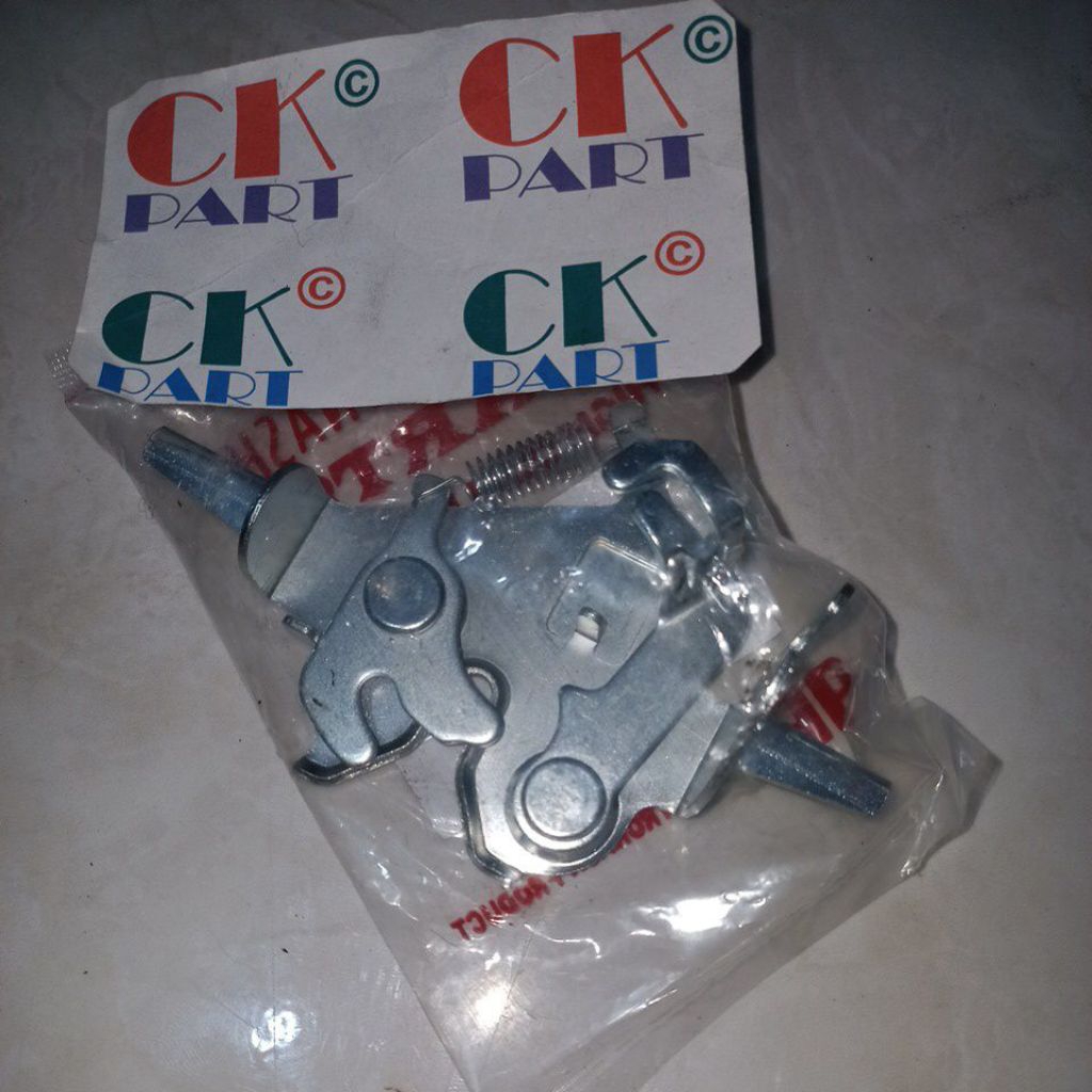 ENGSEL JOK KEPITING SADEL CATCH COMP SEAT LOCK VARIO TECHNO 125 FI - PN. 77230 KZR 601 - NON ORIGINA