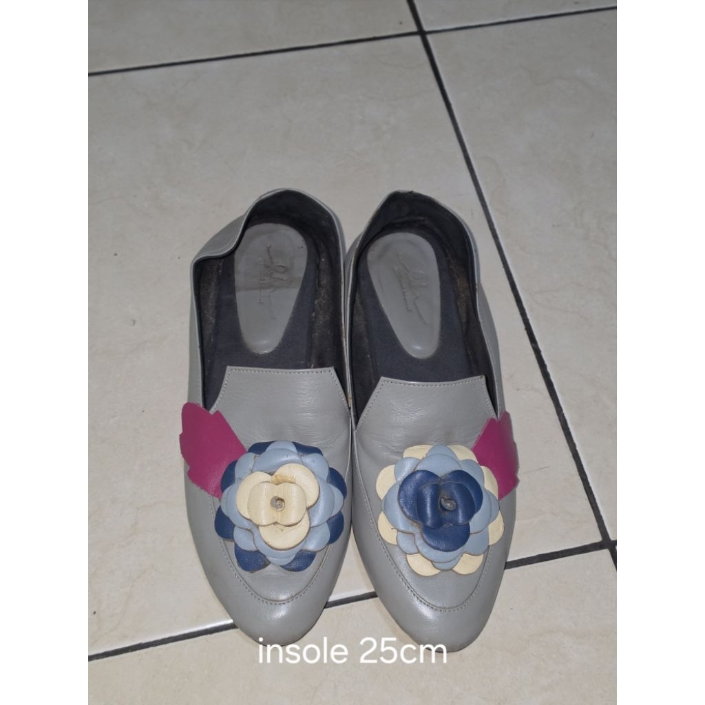 Preloved Serlium genuine leather shoes grey floral