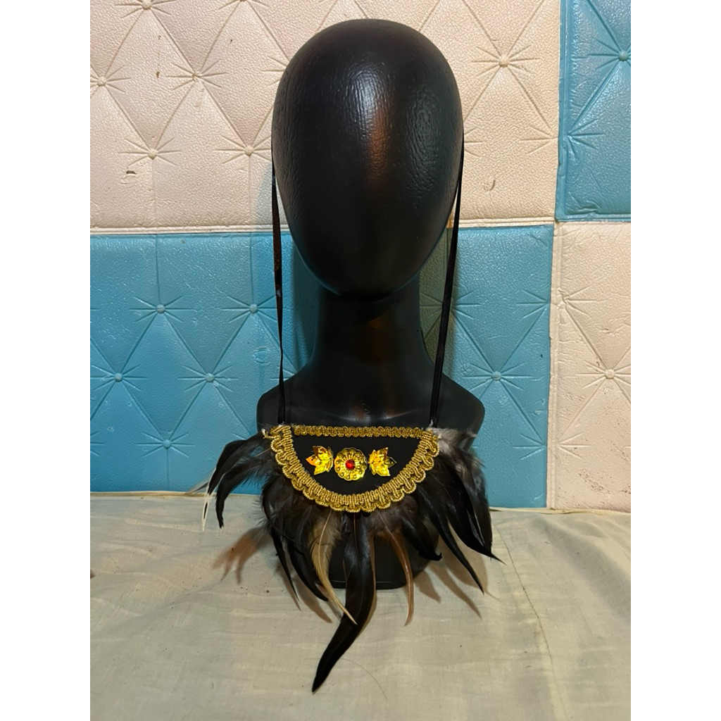 Kalung bulu ayam Papua aksesoris karnaval hari jadi