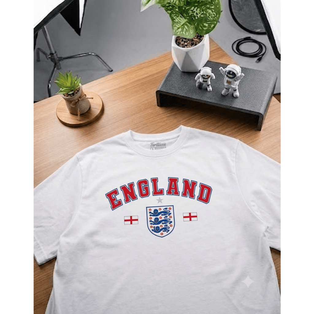 Kaos Putih England Motif Lambang Tim Nasional Dengan Tulisan Merah Biru