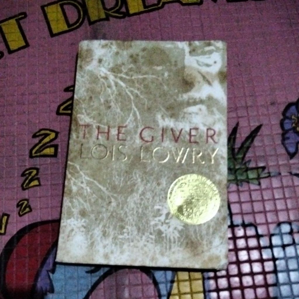 THE GIVER LOIS LOWRY