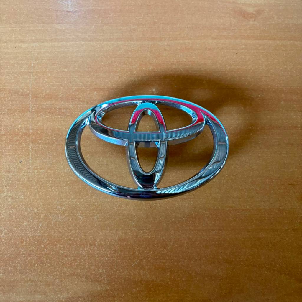 Emblem Logo Grill Radiator Toyota Corolla Lama AE111 AE112 Original Baru