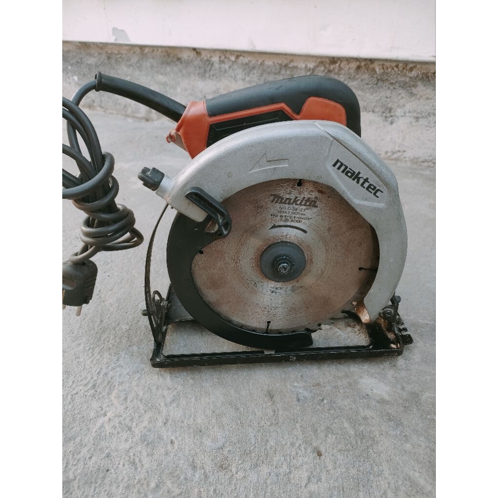 second maktec circular saw 7" type MT583 kondisi normal siap pakai kerja