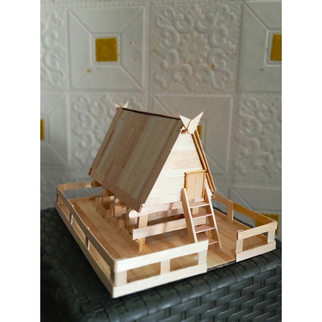 Miniatur prakarya kerajinan Rumah Adat Tambi Sulawesi Tengah dari stik es krim
