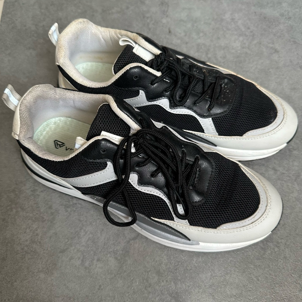 (preloved) Sepatu sneakers pria unisex hitam putih size 41 preloved second