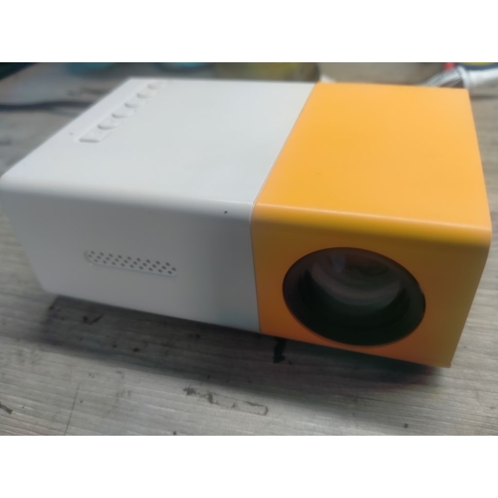 Proyektor Mini LED YG300 Portable dengan Desain Ringan bekas