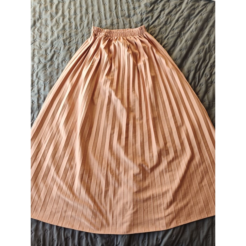 Rok Panjang Plisket Warna Krem Peach
