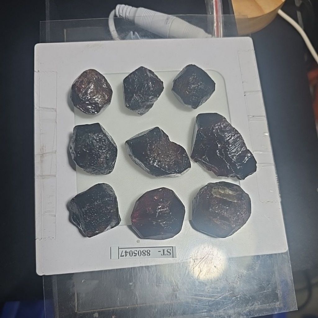 BATU RED GARNET ROUGH BATU ASLI