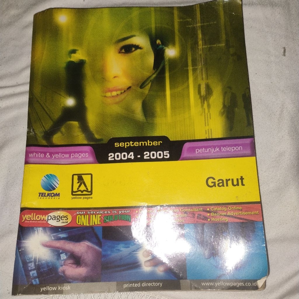 Buku Petunjuk Telepon Garut September 2004-2005 White and Yellow Pages