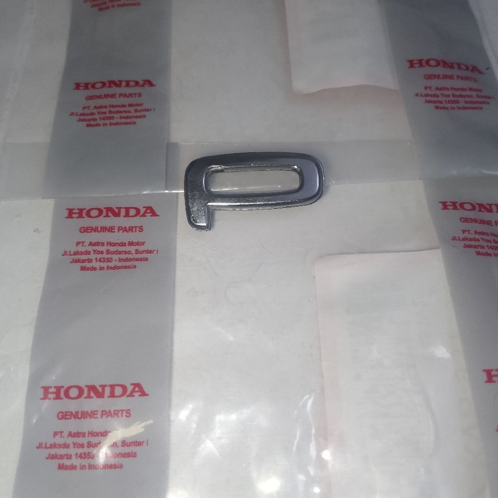 Emblem Logo Honda Scoopy Timbul Huruf (P) Warna Silver Chroom Timbulan 3D 2021-2022 K2F