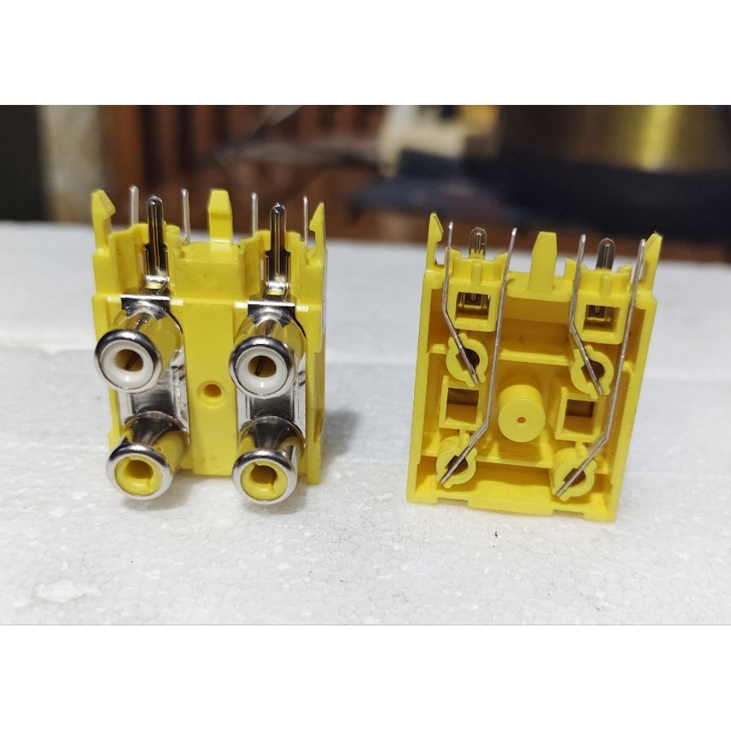 Soket RCA 4 Port (Kuning + Kuning / Putih + Putih