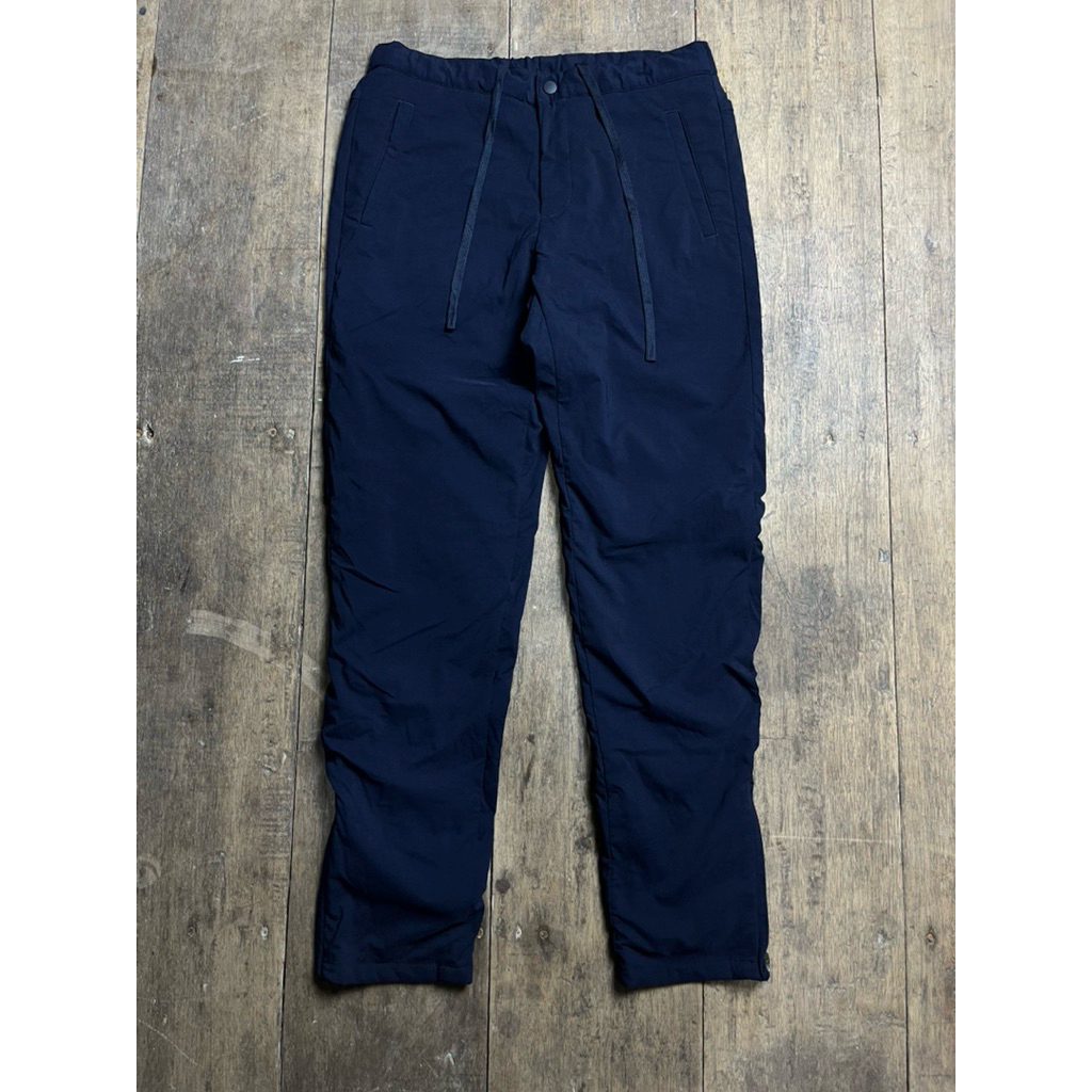 celana UNIQLO Windproof Warm Easy Pants.